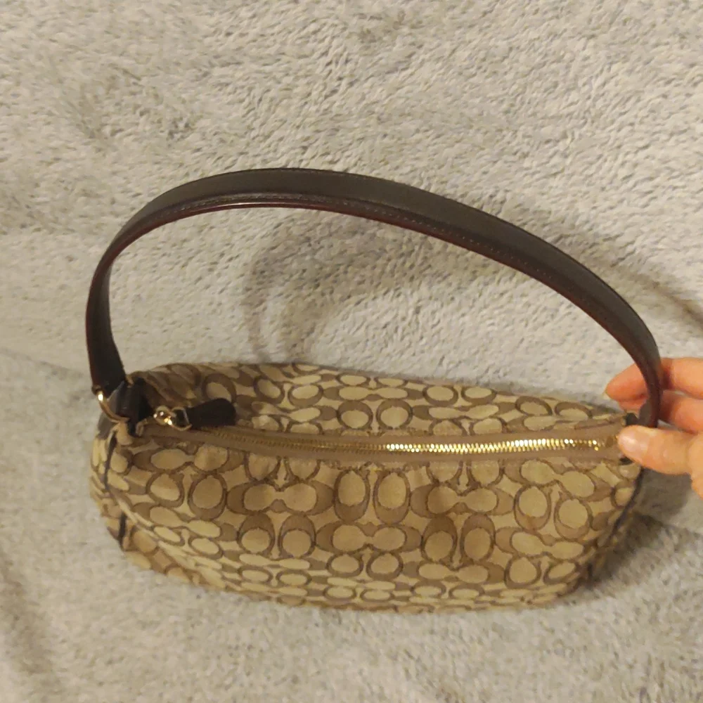 COACH Outline Signature Hobo EUC!! [FINAL PRICE] - Picture 9 of 13
